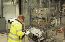 Kai Hjarbo (SINTEF) testing CO2 compression and liquefaction unit at the Tiller CO2Lab.